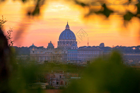 圣彼得教皇和梵蒂冈城市日落之景的教皇Basilc意大利首都的罗马地标图片