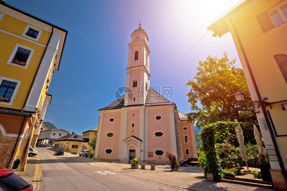 巴伐利亚阿尔卑斯山脉地区Berichtsgadn镇教堂和街景图片