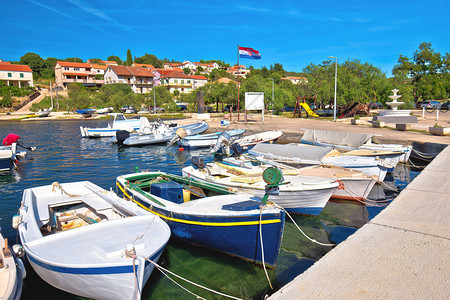 杜吉奥托克岛港口和海滨岸风景croati的dlmti地区图片