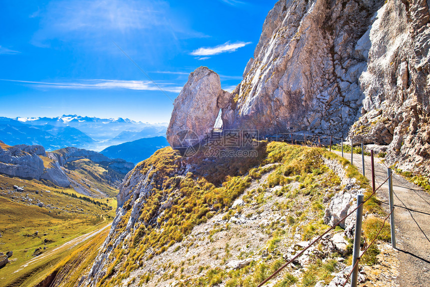 皮拉图斯山悬崖步道与阿尔卑斯山峰景观瑞士的山地景观图片