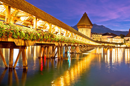 位于瑞士中部镇市心风景多彩的夜之桥和塔楼图片