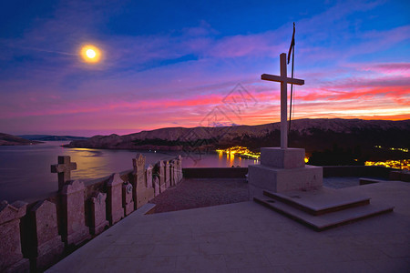 夜晚从Bask镇对面的坟场看到海湾Croati的kr岛图片