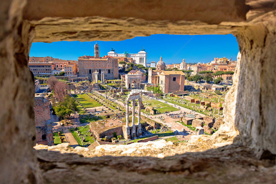 在意大利首都罗马曼论坛的废墟上对天空石窗视线图片