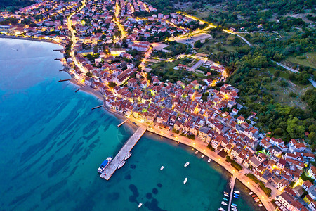 克罗地亚巴斯卡海岸和港口空中夜景图片