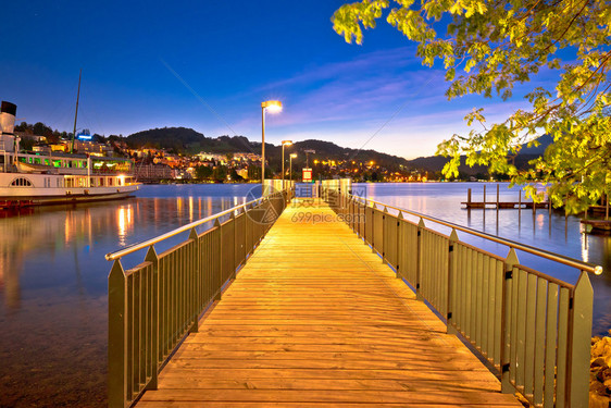 瑞士湖边码头夜景图片