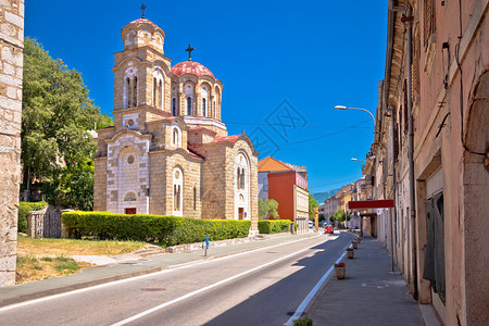 kni镇和正统教堂街头观croati的dlmtinzgor地区图片