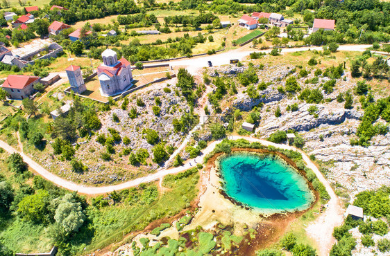 塞蒂纳河源水洞和正统教堂空中观察croati的dlmtinZgor地区图片