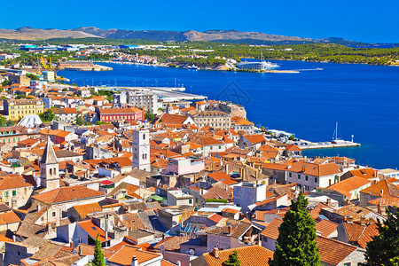 古城和海边空中观察croati的dlmti地区图片