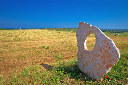 草原绿地和峡区Dajl的石碑纪念图片