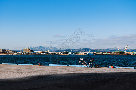2018年月日哈科亚特本哈科亚特港口码头背景是冬季太阳蓝色城市风景中骑自行车图片