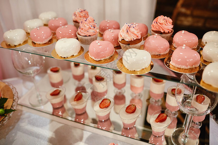 聚会中的现代粉红色甜点图片