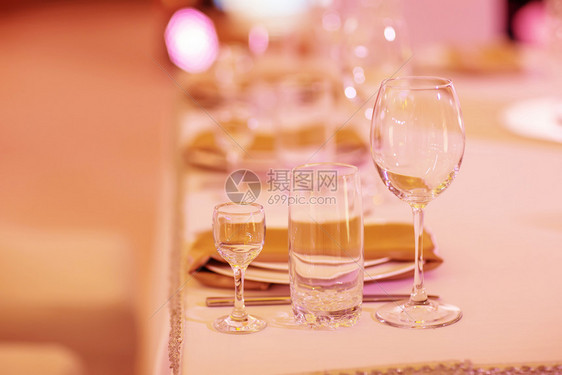 婚礼宴会上的餐具特写镜头图片