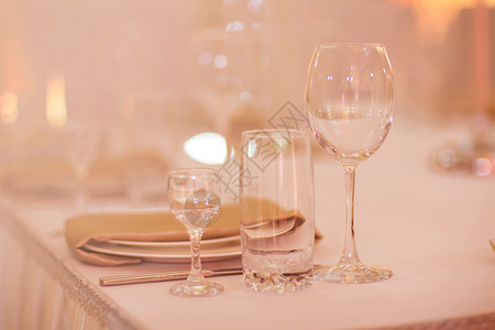 婚礼宴会上的餐具特写镜头图片