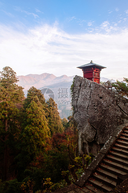 晚上在亚玛德拉的rishakuji寺庙的岩石悬崖上建起的红苏特拉仓库YamgtJpn图片