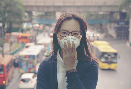 手扶着口罩的女人图片