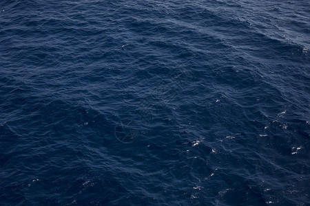 蓝调水浪表面作为背景海水质地面是水流从到汇合的表面风吹起一小波图片