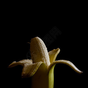 以黑色背景为的香蕉工作室图片