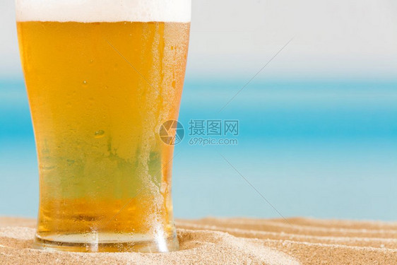 海滩上的啤酒图片