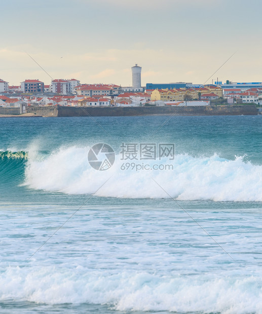 海岸城镇在脚下地表的亚特兰海图片