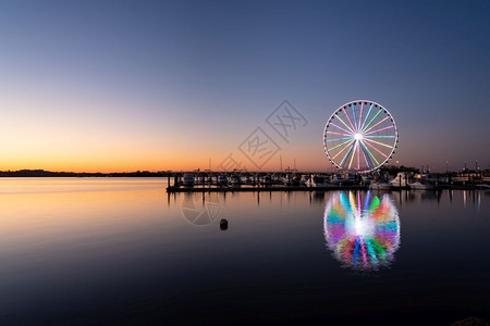 日落时靠近首都Washtondc的港口发渡轮图片