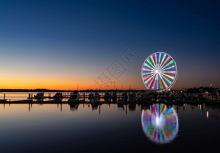 日落时靠近首都Washtondc的港口发渡轮图片
