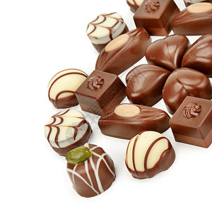 白色背景中隔绝的各种巧克力棱瓜顶部视图图片