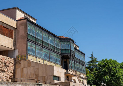 位于西班牙萨拉曼卡艺术博物馆和萨拉曼卡艺术博物馆外的彩色玻璃窗图片
