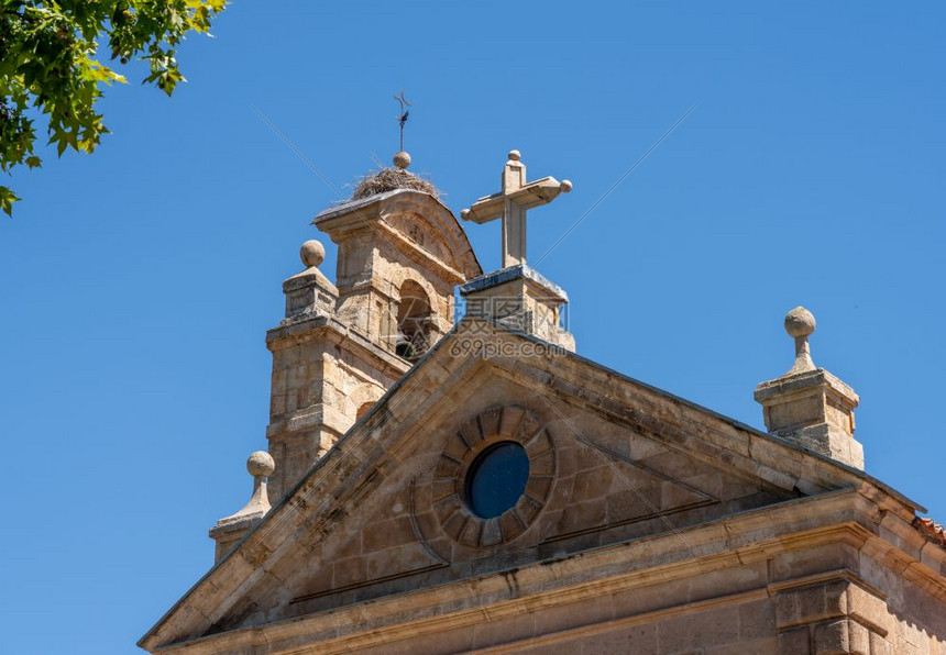 SalmncSpinpblo教堂屋顶上的钟楼和鸟窝详细节图片