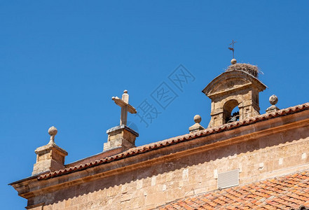 SalmncSpinpblo教堂屋顶上的钟楼和鸟窝详细节图片