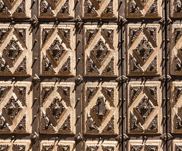 SalmncSpin用lmncSEtbn修道院的铁型雕刻固体木门详情Sarmnc旧的Slmnc西班牙修道院的坚固门详情图片