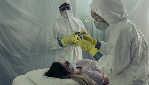在野战医院的担架上躺着的妇女图片