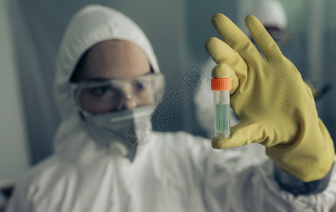 穿着细菌防护服的女医生在看一种危险的解毒剂穿着细菌防护服的女人在看解毒剂图片