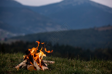 夜晚在喀尔巴阡山的烧灼营火晚上在喀尔巴阡山的烧灼营火图片