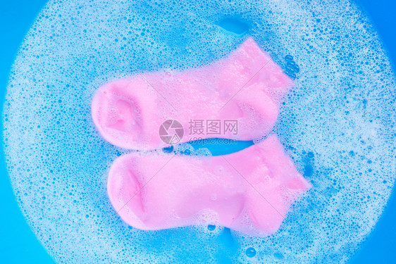 粉色袜子浸泡在清洁水溶解中洗衣概念顶层视图图片