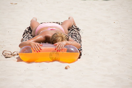 在充气床垫上晒日光浴的女孩图片