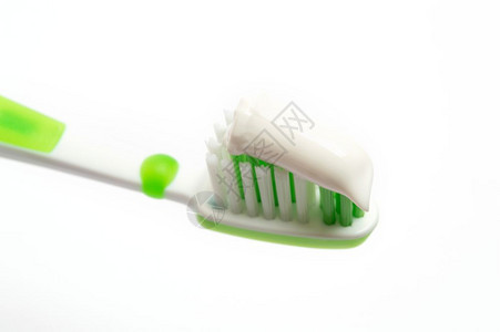 白色背景的绿牙刷背景图片