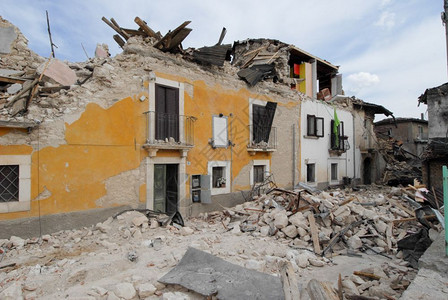 被地震摧毁的城市图片