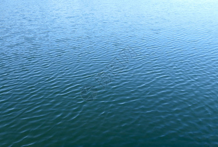 蓝色水面作为背景图片