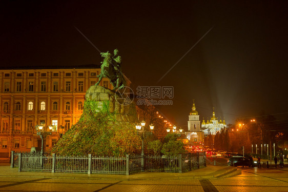 bohdankmelytsk纪念碑和stmichael夜里背景中密合金的修道院kyivurane图片