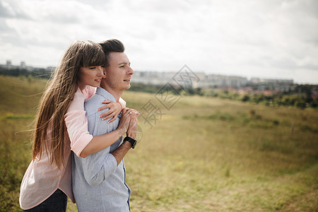 年轻的夫妻在户外享受浪漫时光图片