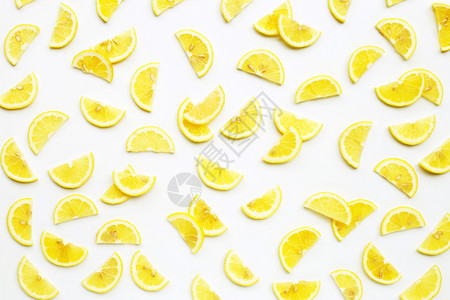 白色背景上的新鲜柠檬切片背景图片