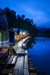 晚上在草木湖泰王国晚上在漂浮村庄牛木湖泰王国图片