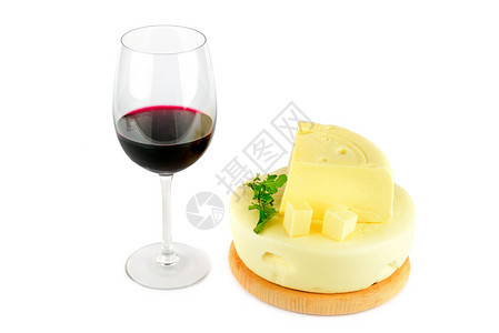 红酒杯和奶酪白底的隔离图片