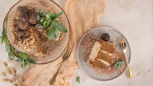 一块美味的巧克力和栗子蛋糕在餐桌上生锈的木制厨房柜台图片