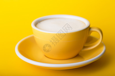 黄底面有羊角包的黄咖啡杯卡布奇诺图片