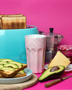 亮的有趣早餐粉红背景的青色烤面包机图片