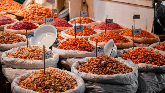 Bangko街头销售商在当地市场上销售干海鲜和虾包括零售和全部销图片
