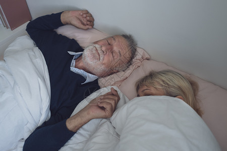 老夫妇一起睡觉图片