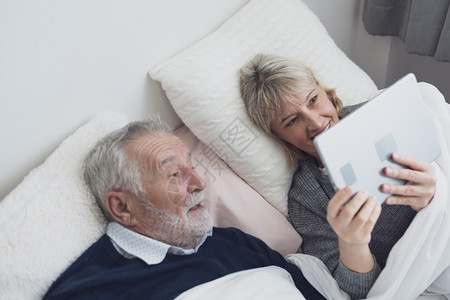 在卧室中的退休爱情家庭生活方式图片
