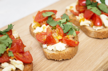 早餐面包和西红柿结合概念图片